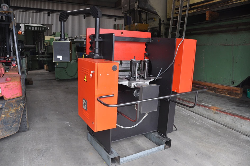 Amada Promecam, IT 25 ton x 1250 мм CNC