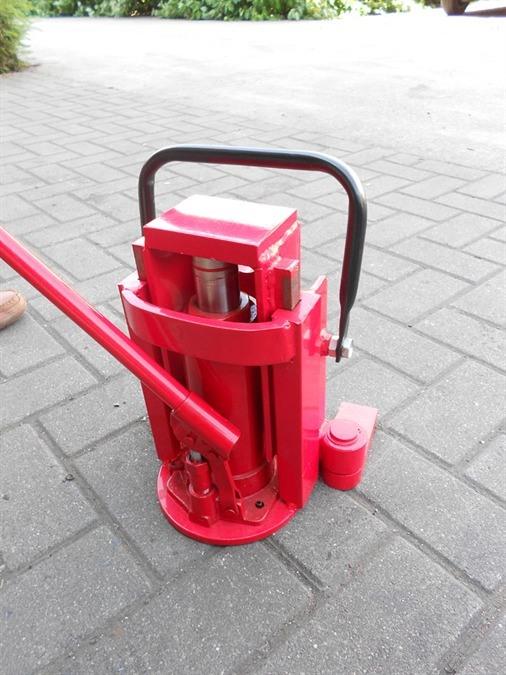 Heavy duty jack, for lifting machines 8 ton