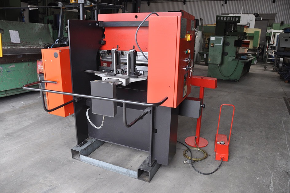 Amada Promecam, IT 25 ton x 1250 мм CNC